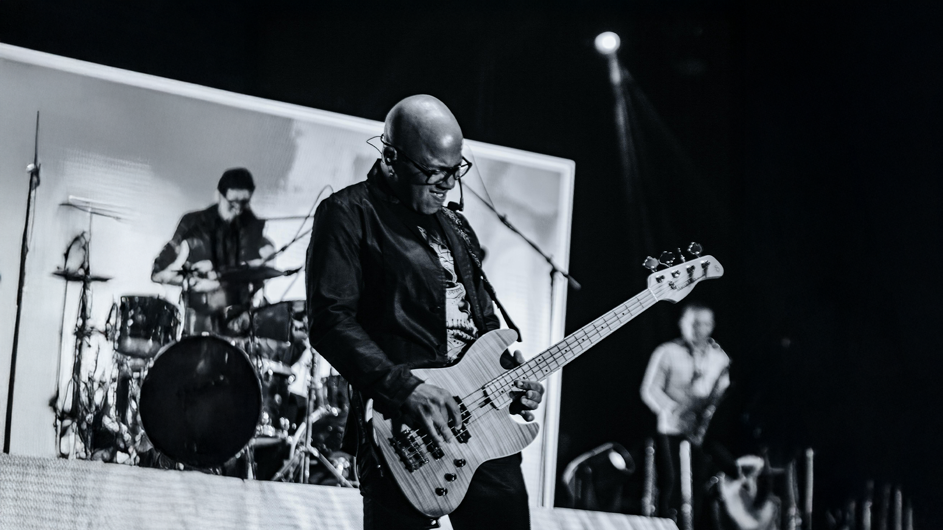 Lui Melo - Professor de Baixo na The Jam Experience - Escola de Música na Barra da Tijuca - Rio de Janeiro - RJ Agende sua aula - Fale conosco pelo WhatsApp (21) 97515-4280 Aula experimental gratuita - Av. das Américas, nº 500 - Bloco 21, Loja 147 - Barra da Tijuca - Rio de Janeiro Aberto de segunda à sábado.