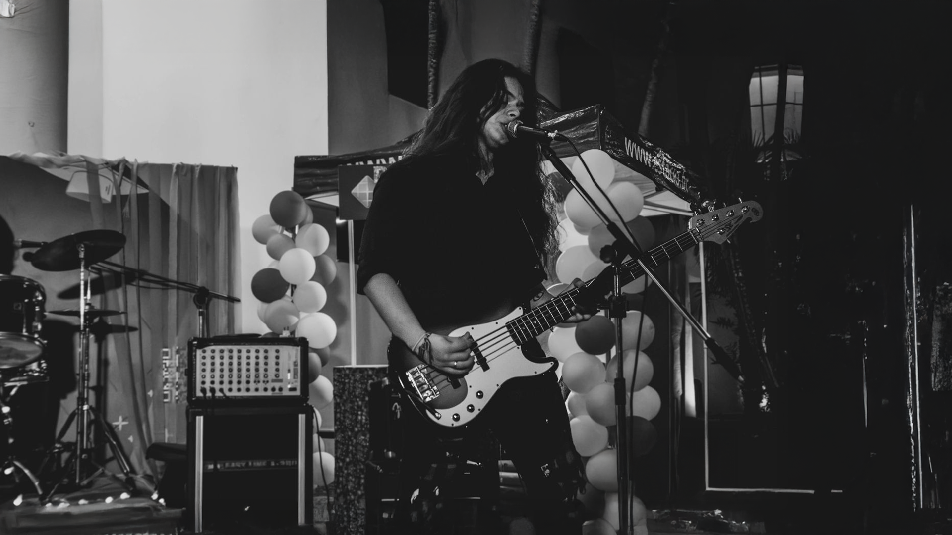 Uriel Curvelo - Professor de Baixo na The Jam Experience - Escola de Música na Barra da Tijuca - Rio de Janeiro - RJ Agende sua aula - Fale conosco pelo WhatsApp (21) 97515-4280 Aula experimental gratuita - Av. das Américas, nº 500 - Bloco 21, Loja 147 - Barra da Tijuca - Rio de Janeiro Aberto de segunda à sábado.